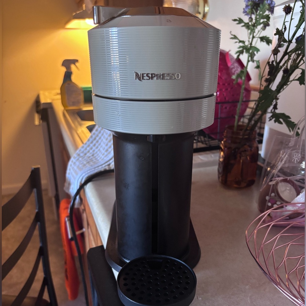 Nespresso Vertuo Next Machine-with reusable capsule kit
